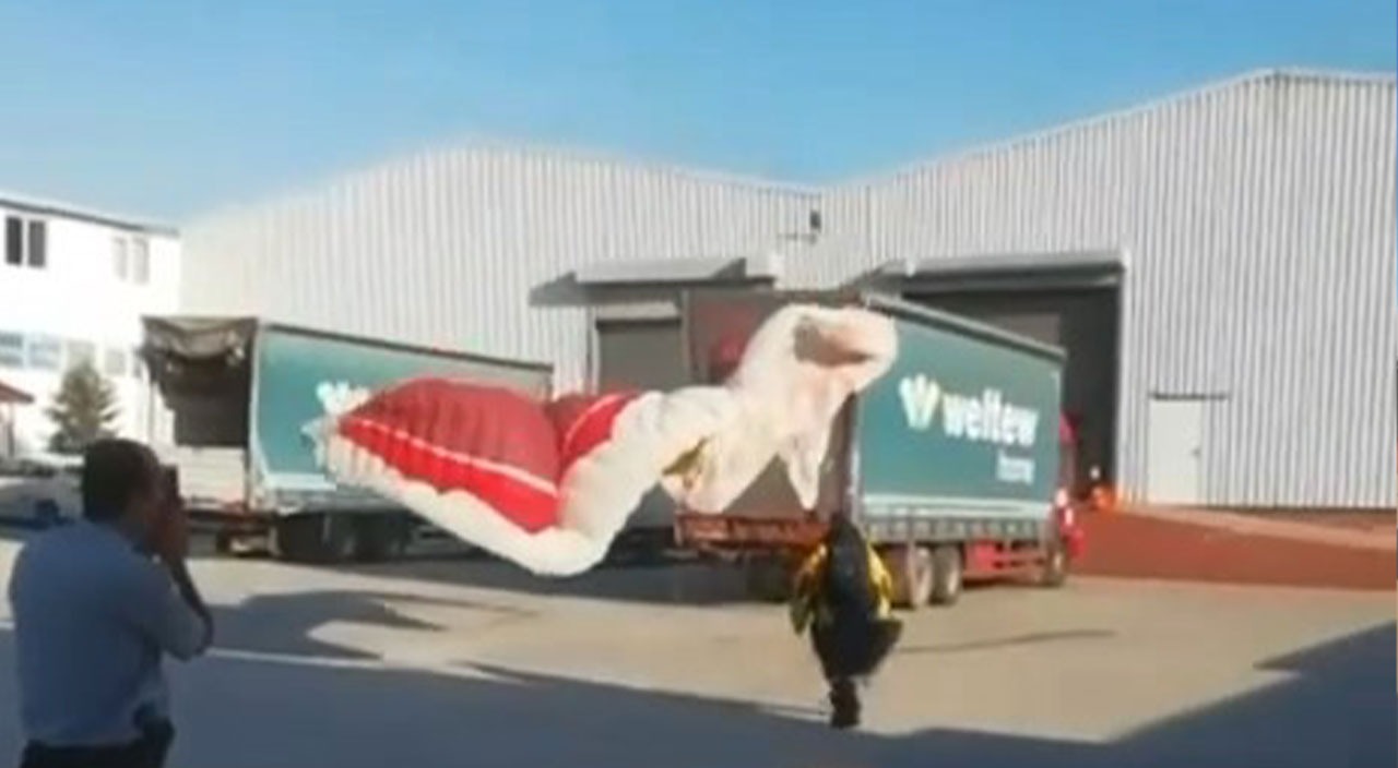 İşe paraşütle uçarak gitti